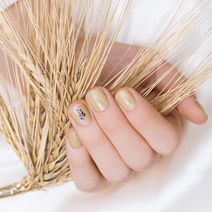 大beige-nail-design-female-hand-with-glitter-manicure_127675-2586