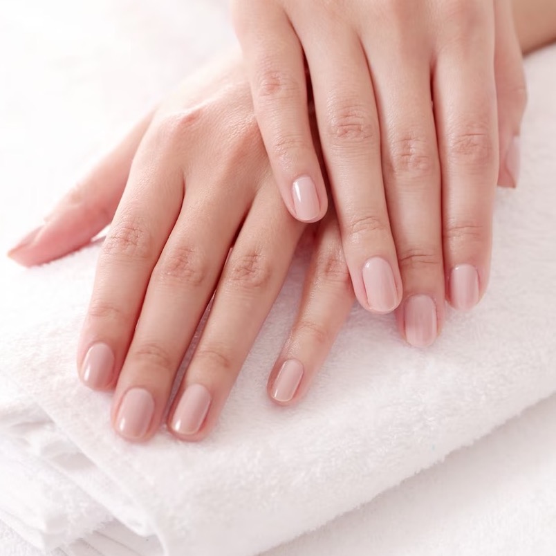 大hands-with-nice-nails-nail-grooming-manicure-concept_144627-33193